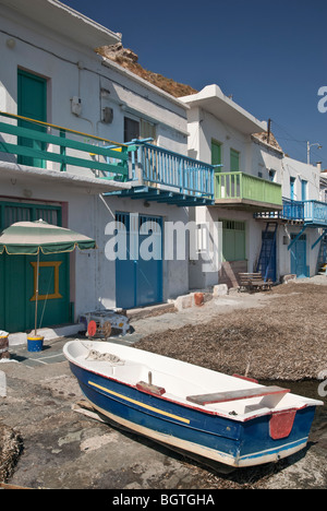 Syrmata - hell gestrichenen Fischerhäuser Boot in der Fischerei Dorf Klima, Milos, Griechenland Stockfoto