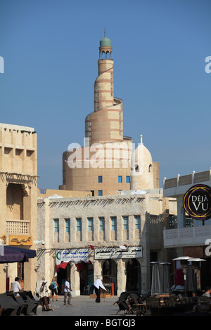 Ein Blick auf die Al Fanar Islamic Centre Spirale Minarett aus Souq Waqif in Central Doha, Katar. Stockfoto