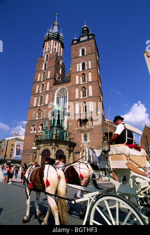 Polen, Krakau, Rynek Glowny, Hauptmarktplatz, Marienkirche, Pferdekutsche Stockfoto