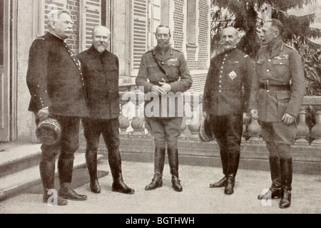 Ein Treffen im britischen Hauptquartier hinter der Somme-Front in Frankreich, 1916. SIEHE BESCHREIBUNG FÜR DETAILS. Stockfoto