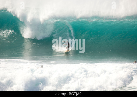 Eine Surfer reitet auf eine Welle an Pipeline, Oahu, Hawaii Stockfoto