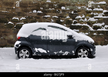 Toyota Aygo Auto im Schnee, UK Stockfoto