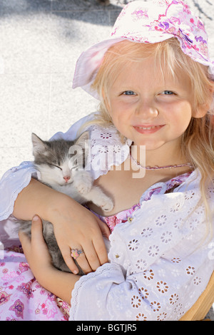 Mädchen mit Kätzchen im Arm Stockfoto