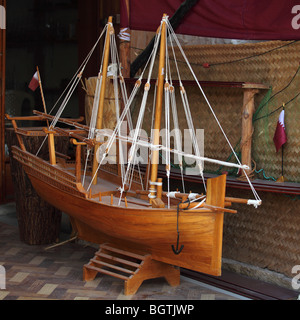 Ein großes Modell einer Dhau mit der katarischen Flagge auf Verkauf im Souq Waqif, Doha, Katar. Stockfoto