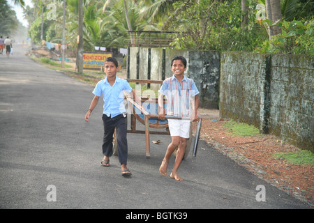 2 junge Burschen ziehen einen Karren, Kerala, Indien Stockfoto