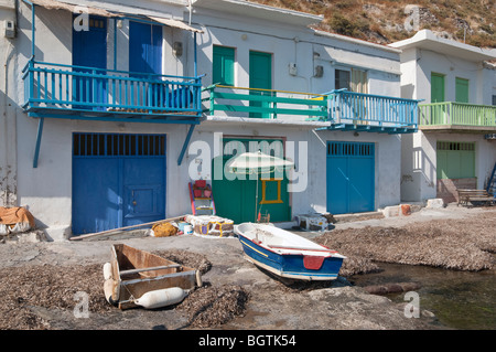 Syrmata - hell gestrichenen Bootshäuser in der Fischerei Dorf des Klima auf der Insel Milos, Griechenland Stockfoto