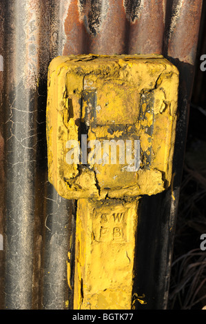 Rostiger Wellblechschuppen und Hydrantenschild Stockfoto