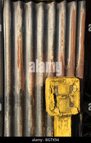 Rostiger Wellblechschuppen und Hydrantenschild Stockfoto