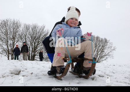 Kinder Rodeln und spielen im Schnee Bovey Tracey Devon Januar 2010 Stockfoto