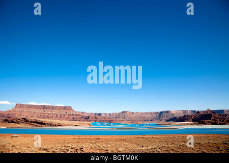 Szene mit Blick auf die Bucht blaue Cane Creek Kali Mine Wasser Verdunstung Teiche in der Nähe von Moab, Utah, USA Stockfoto