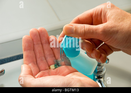 Nahaufnahme eines Mannes, der seine Hände mit Anti-Bakterium wäscht Flüssigseife Reinigung Händewaschen Gesundheit Hygiene Stockfoto