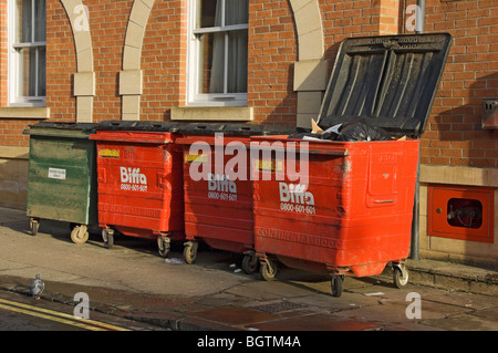 Row of Red Biffa Wheelie Abfallbehälter York North Yorkshire England Großbritannien GB Großbritannien Stockfoto