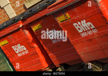 Row of Red Biffa Wheelie Abfallbehälter York North Yorkshire England Großbritannien GB Großbritannien Stockfoto