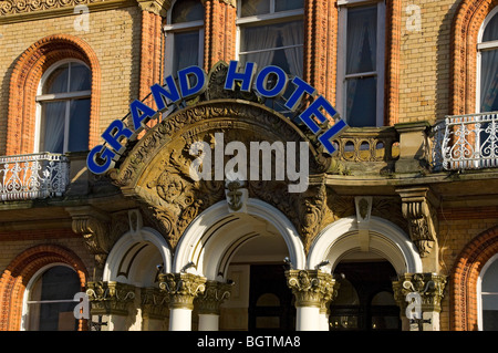 In der Nähe des prunkvollen Eingangs zum Grand Hotel Scarborough North Yorkshire England Großbritannien GB Großbritannien Stockfoto