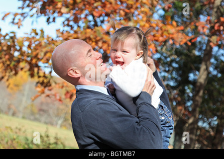 Vater mit Tochter im Herbst Stockfoto