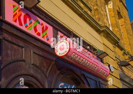 Nahaufnahme der traditionellen handgewalzten Verkaufsabzeichen für Rockshops an der Küste von Scarborough North Yorkshire England Großbritannien GB Großbritannien Stockfoto