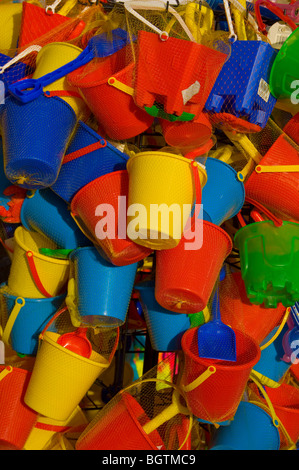 Nahaufnahme der Kinder bunte Plastikeimer und Spade Spielzeug für den Verkauf Scarborough North Yorkshire England Großbritannien GB Großbritannien Stockfoto