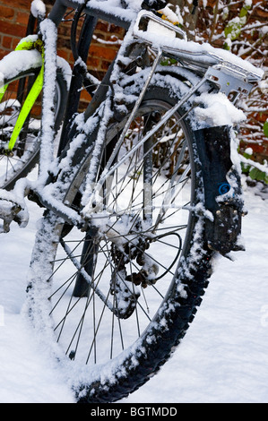 Nahaufnahme des Fahrrads, das in der Fahrradablage geparkt ist Winterschnee York North Yorkshire England Vereinigtes Königreich GB Großbritannien Stockfoto