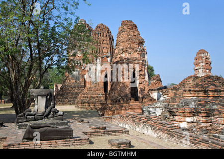 Kopflose Buddha-Statue und Stupas. Wat Mahathat. Ayutthaya Historical Park. Thailand Stockfoto