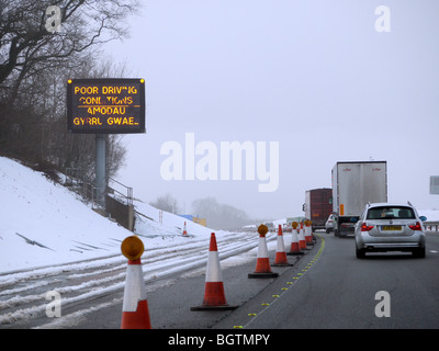 Schlechte Fahrbedingungen im Winter auf der M4 West Autobahn gebunden mit Nebel und Schnee Stockfoto