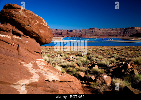 Szene mit Blick auf die Bucht blaue Cane Creek Kali Mine Wasser Verdunstung Teiche in der Nähe von Moab, Utah, USA Stockfoto