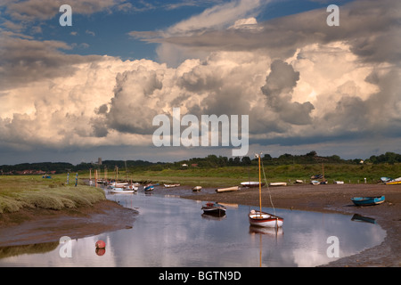 Morston Kai und Blakeney Dorf und Kirche im Hintergrund North Norfolk Stockfoto