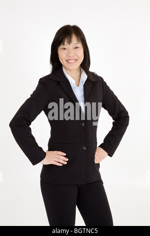 Schöne asiatische Geschäftsfrau posiert auf einem weißen Hintergrund Stockfoto