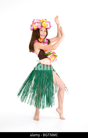 Acht Jahre Mädchen gekleidet in einem Hula-Tänzer-Outfit auf weißem Hintergrund Stockfoto
