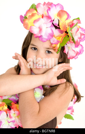 Fünf Jahre altes Mädchen, gekleidet in einem Hula-Tänzer-Outfit auf weißem Hintergrund Stockfoto
