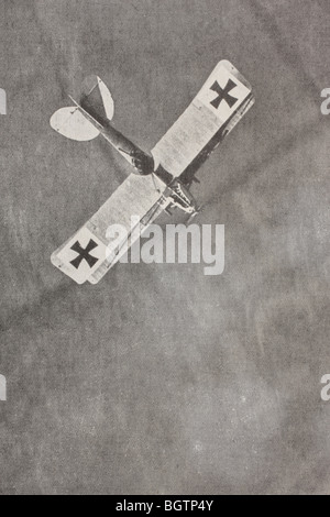 Ein deutsches Flugzeug im Flug über der Westfront von oben fotografiert. Stockfoto