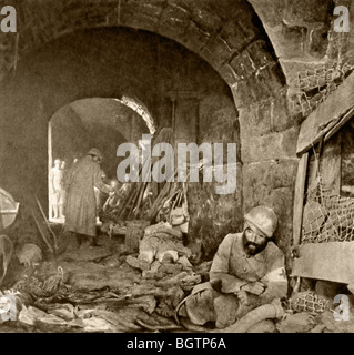 Szene im Inneren Fort de Vaux, Verdun, nachdem es von den deutschen zurückerobert wurde. Verwundete Soldaten. Stockfoto