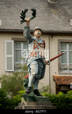 Denkmal des ersten Weltkrieges in einem französischen Dorf. Frankreich. Stockfoto