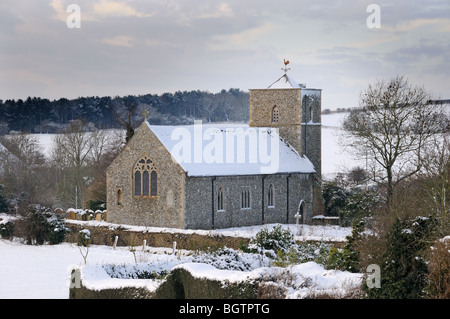 Szene-Schneelandschaft Winter Blick auf St Giles Kirche, Houghton St Giles, Norfolk, Uk, Dezember Stockfoto