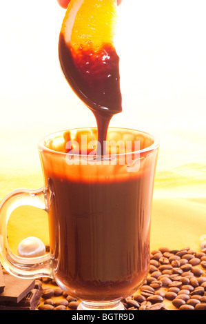 schmackhafte flüssige Schokolade auf Glas Stockfoto