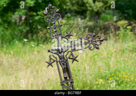 Kreuz gebrochen Eisen geschmiedet auf einem Friedhof in der Landschaft. Auvergne. Frankreich. Stockfoto