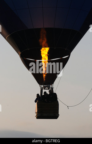 Hot Air Balloon mit Korb steigen, Flamme aus Brenner, Bristol 2009 zeigen. Stockfoto