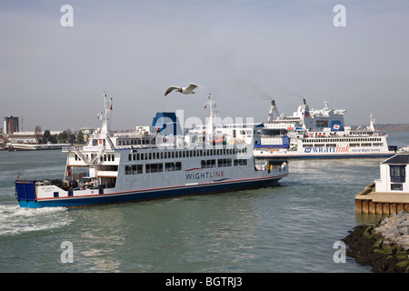 Isle Of Wight Fähren am Eingang zum Hafen von Portsmouth, England. Stockfoto