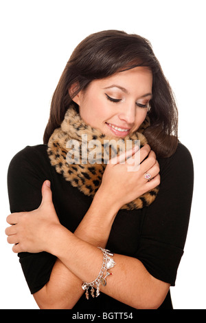 Frau trägt einen Schal mit Leoparden-print Stockfoto