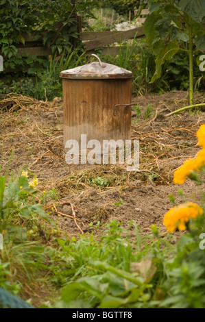 Alten Mülleimer/Abfall kann Wesen auf eine Zuteilung Plot für Kompost verwendet Stockfoto