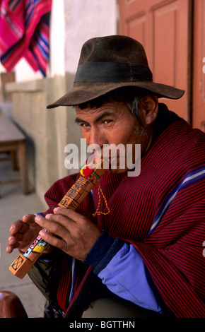 Tarabuco indischen tragen eine Montera und spielen die Pinkuyllu Flöten. Sucre. Bolivien Stockfoto