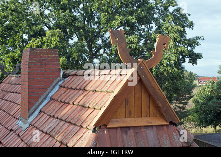 Holzpferd Details auf dem Dach einer Scheune Strohen, Wagenfeld, Niedersachsen, Deutschland. Stockfoto