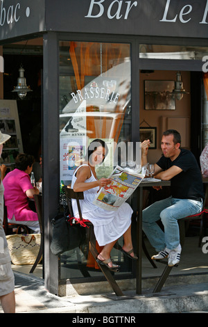 Menschen sitzen in einem Restaurant in der Altstadt, St Remy de Provence, gegründet du Rhône, Provence, Frankreich. Stockfoto