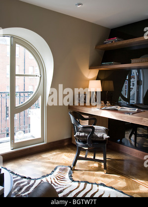 Luigi Esposito Casa Forma Cadogan Place Wohn-Interieur-Design Studie Parkett Holz Holz Fenstertür Balkon Den Stockfoto