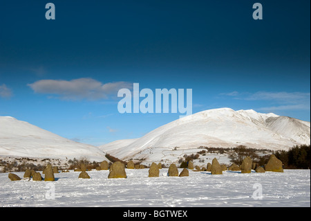 Castlerigg Stone Circle in der Nähe von Keswick. Blick in Richtung Saddleback im Schnee. Englischen Lake District. Stockfoto