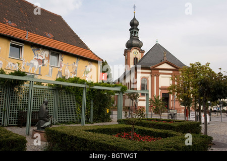 Straßenszene mit Kirche St. Pankratius in Schwetzingen Stockfoto