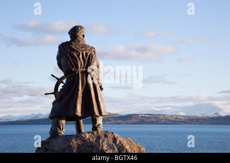 Moelfre, Anglesey, North Wales, UK. Bronzestatue von Steuermann Richard (Dic) Evans Blick auf Meer im winter Stockfoto