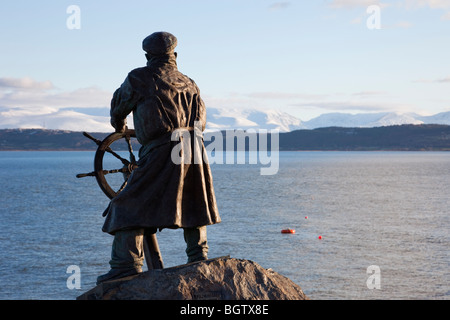 Bronzestatue der RNLI Steuermann Richard (Dic) Evans Blick auf Meer im Winter. Moelfre, Anglesey, North Wales, UK. Stockfoto