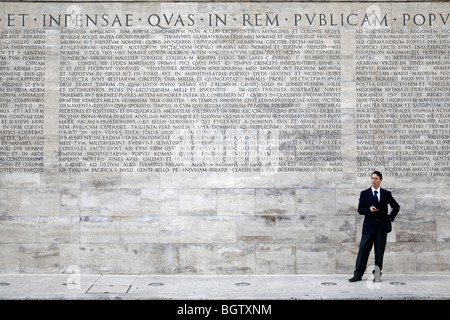 Ara Pacis, steht ein Mann von einer Mauer mit lateinischen Inschriften in Rom Stockfoto