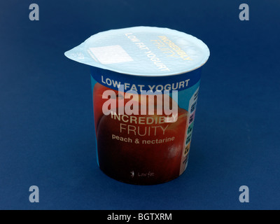 Ein fruchtiger Becher Joghurt Stockfoto