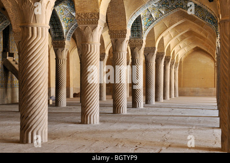 Shabestan Säulen im Gebet Hall Vakil Moschee, Shiraz, Fars, Persien, Iran, Asien Stockfoto